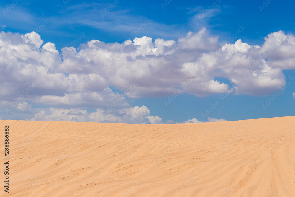 Naklejka premium Piękny widok na pustynię i błękitne niebo.