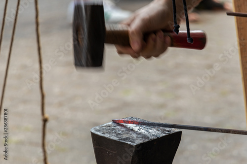 Glühendes Eisen mit dem Hammer bearbeitet