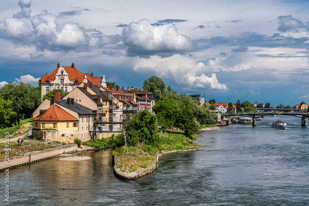 Ausflugsdampfer auf der Donau durch Regensburg