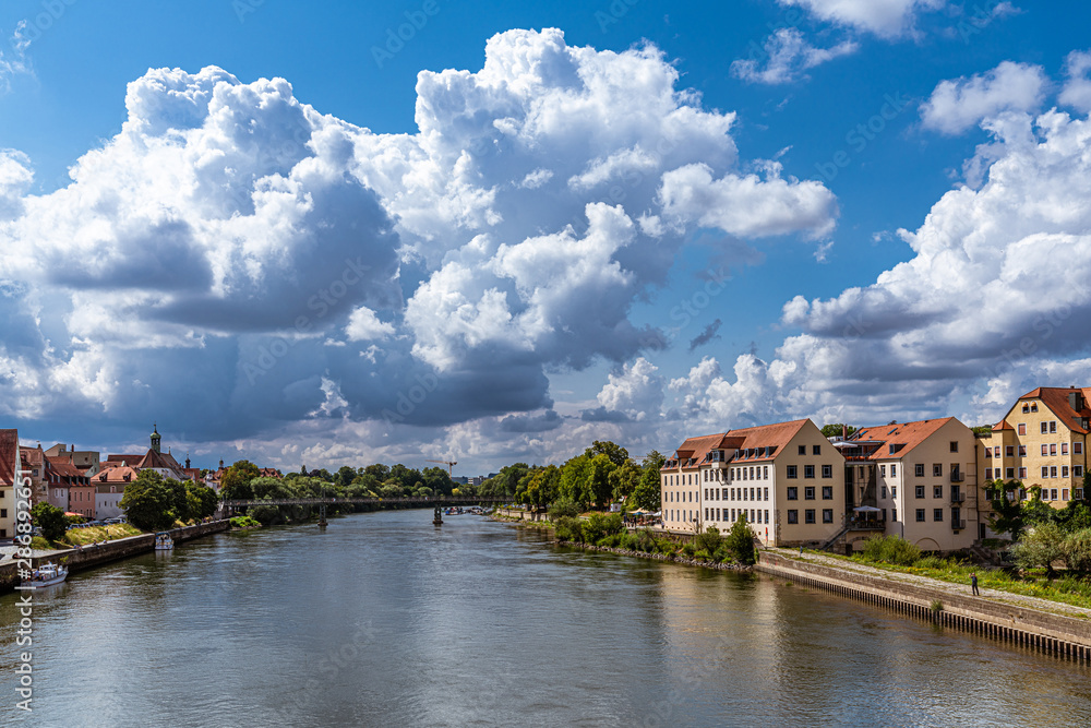 Dramatischer Wolkenhimmel über der Donau in Regensburg
