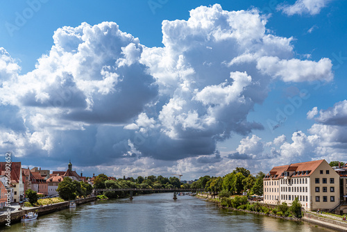 Donau durch Regensburg mit Wolkenhimmel