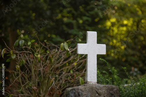 Weisses Kreuz auf einem Grabstein