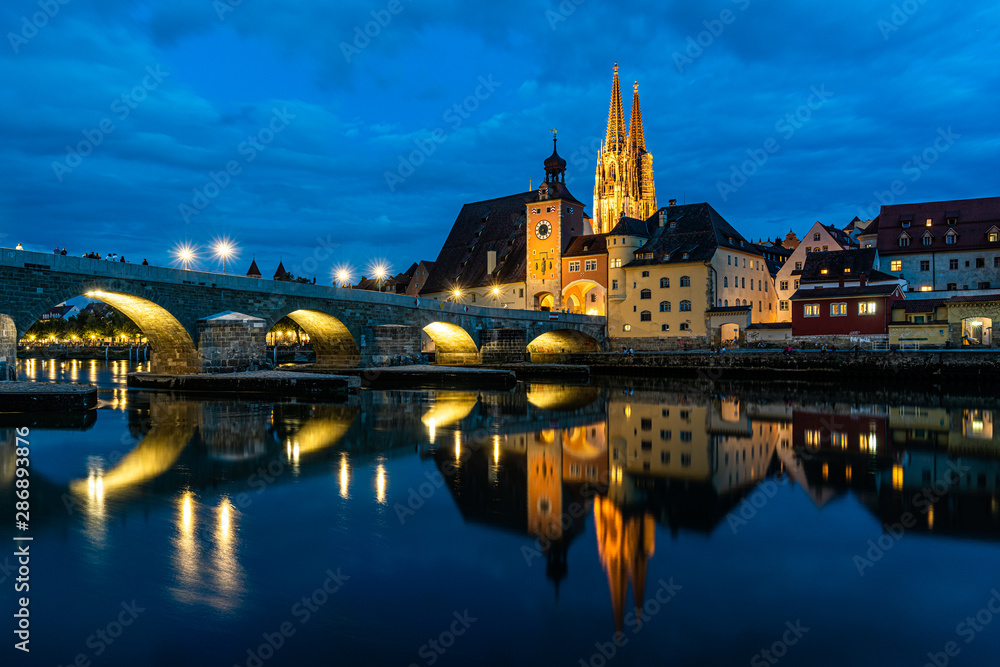 Idyllisches Regensburg in Bayern bei Nacht
