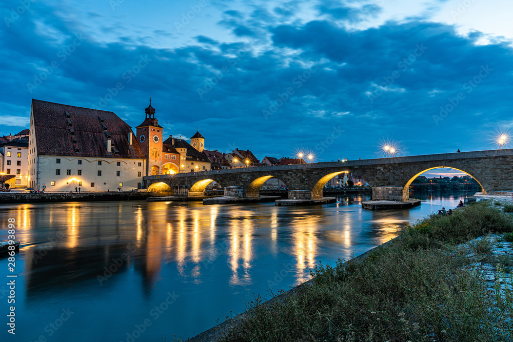 Regensburger Altstadt bei Nacht - steinerne Brücke - Salzstadel