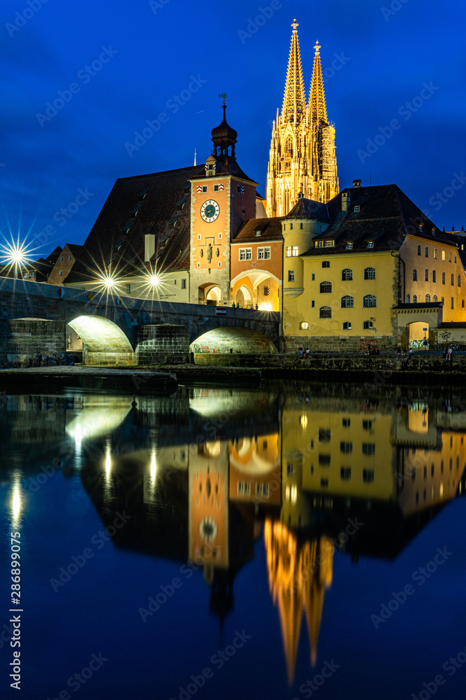 Regensburger Altstadt bei Nacht - steinerne Brücke - Regensburger Dom - Salzstadel