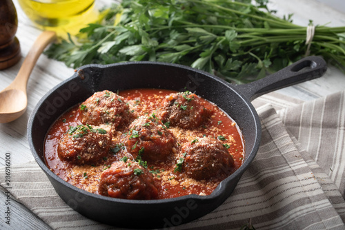 Schilderij op canvas meatballs with tomato sauce in cast iron skillet