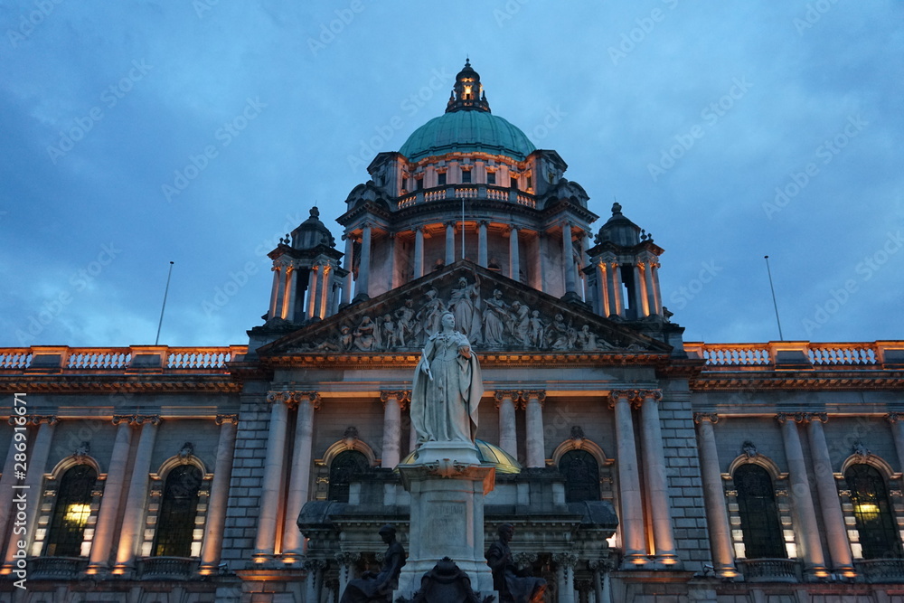 Obraz premium Blue Hour on a Belfast Building, Antrim, Northern Ireland