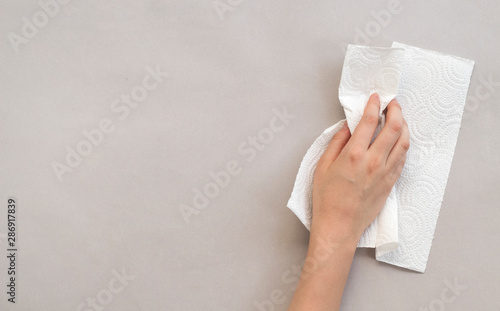 Canvas Print Woman wiping table with paper towel