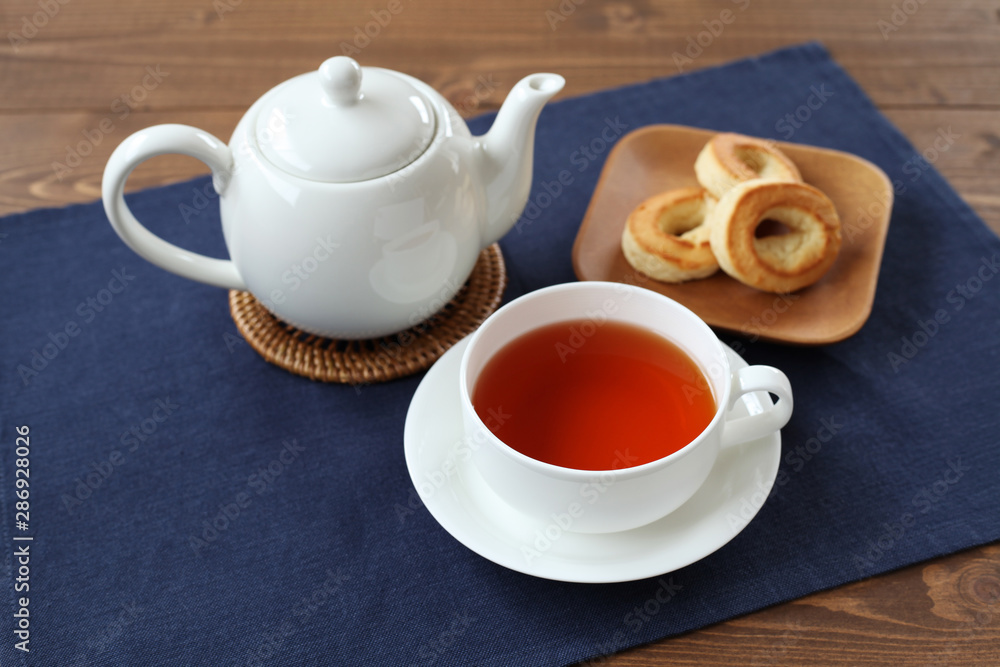 紅茶とお皿にのせた スコーン ビスケット ティータイム テーブル 紅茶とお皿にのせた スコーン ビスケット ティータイム テーブル