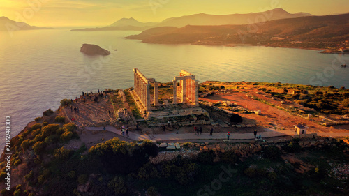Foto Aerial drone photo of sunset over the iconic Temple of Poseidon at Cape Sounio w