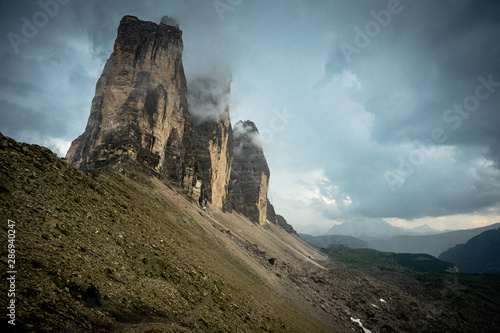 Trois cimes sous le brouillard