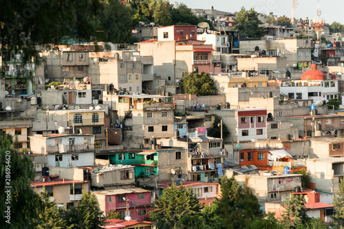 Fotografía Poverty in Latin America, Pour houses in the hill