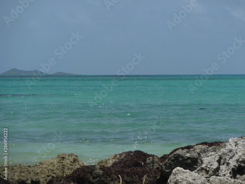 Une mer calme avec des   les lointaines