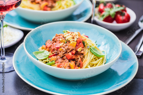 Spaghetti Bolognese mit Tomatensauce und Hackfleisch, geriebenem Parmesankäse und frischem Basilikum