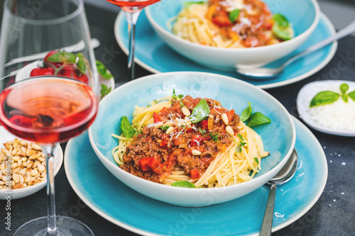 Spaghetti Bolognese mit Tomatensauce und Hackfleisch, geriebenem Parmesankäse und frischem Basilikum