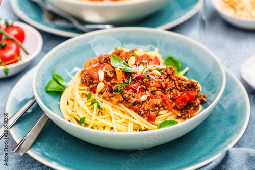 Spaghetti Bolognese mit Tomatensauce und Hackfleisch  geriebenem Parmesank  se und frischem Basilikum