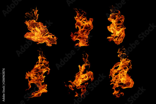 Kolekcja płomieni ognia na białym na czarnym tle, ruch płomieni ognia