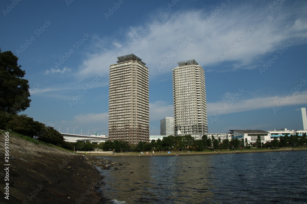 Fototapeta premium 東京ベイエリアとタワーマンション（お台場）