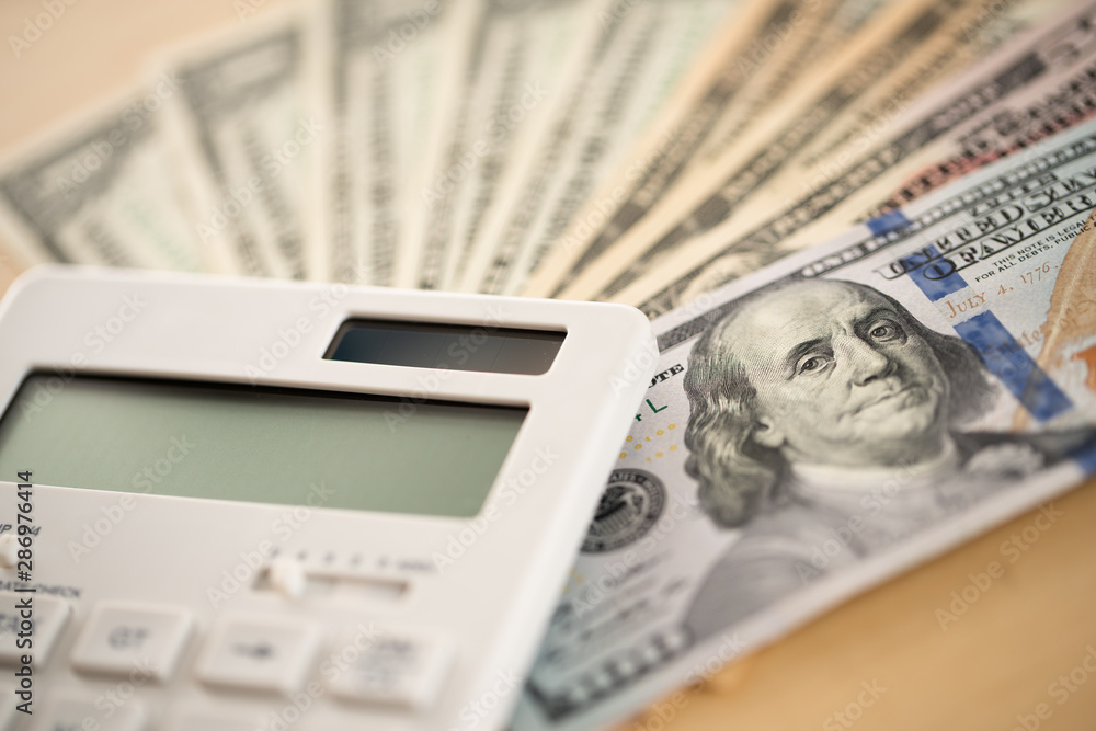 家計をイメージしたお金と電卓 家計をイメージしたお金と電卓