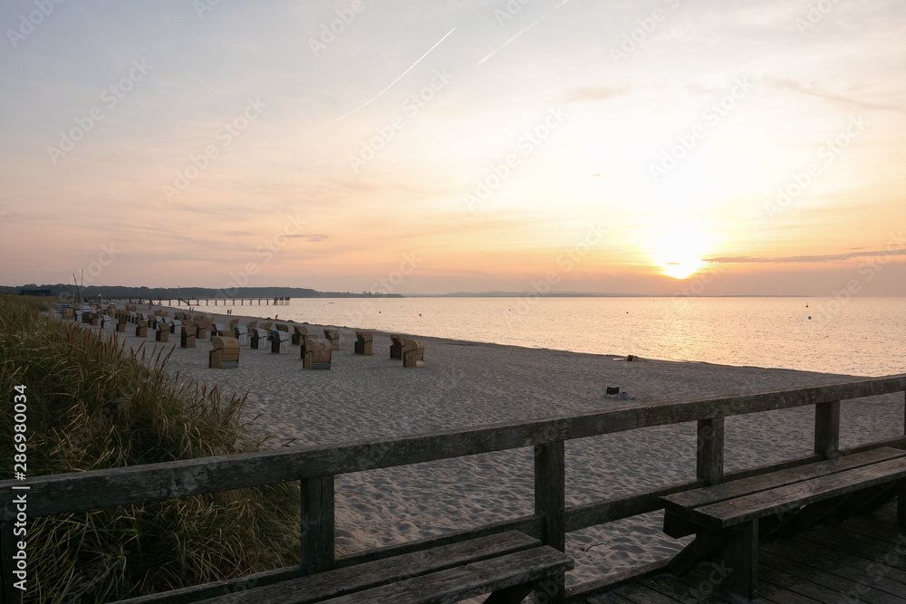 Fototapeta premium Ostsee Strand Zugang, Strandkörbe, Seebrücke