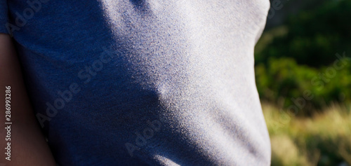 Fotografie woman nipple and shirt in nature