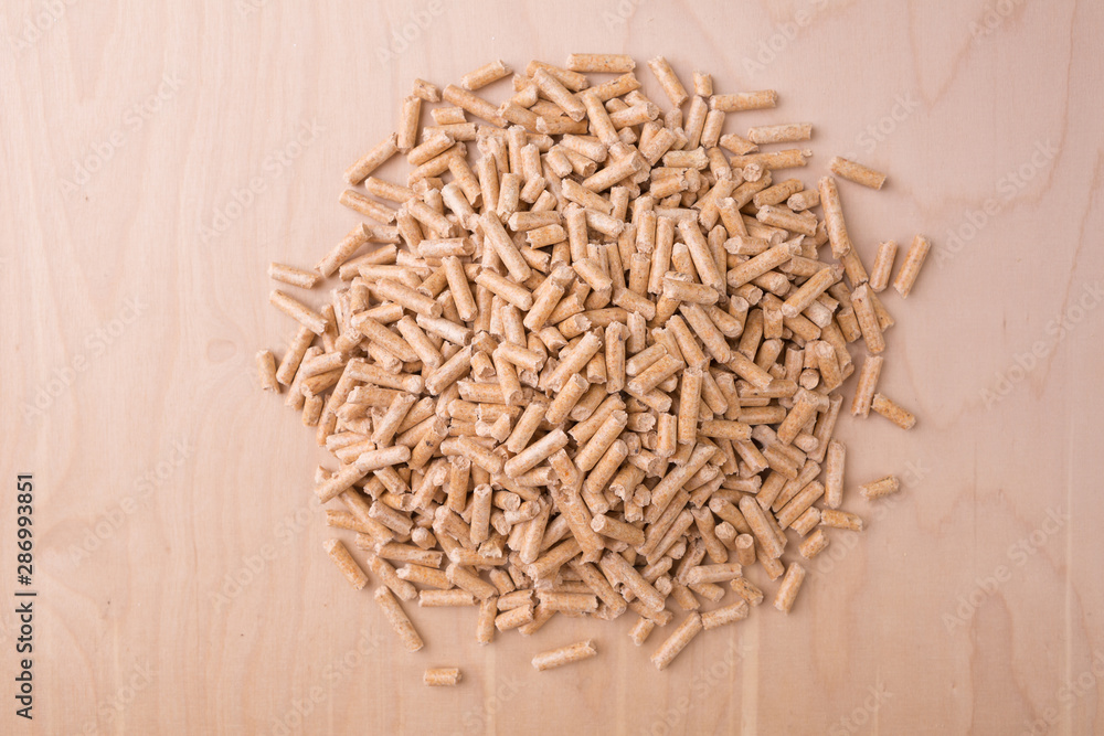 Haufen Holz Pellets auf Holzbrett Haufen Holz Pellets auf Holzbrett