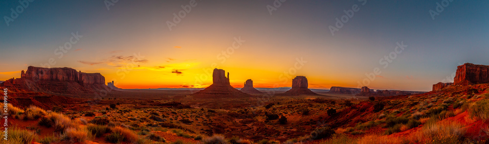 Panoramic at the beautiful sunrise in Monument National Park, Utah. United Stated - obrazy, fototapety, plakaty 