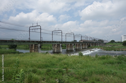 多摩川の鉄橋を走る京王線