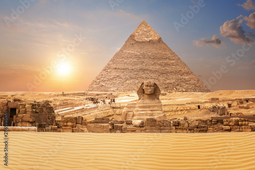 Obraz na płótnie Wonderful view on the Sphinx and the Pyramid of Chephren in Egypt w salonie