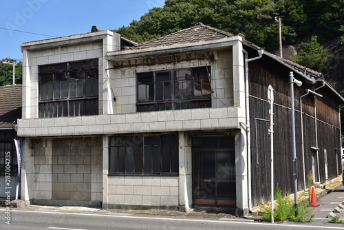 日本の岡山県備前市日生町の古くて美しい建物 © 仁 藤原