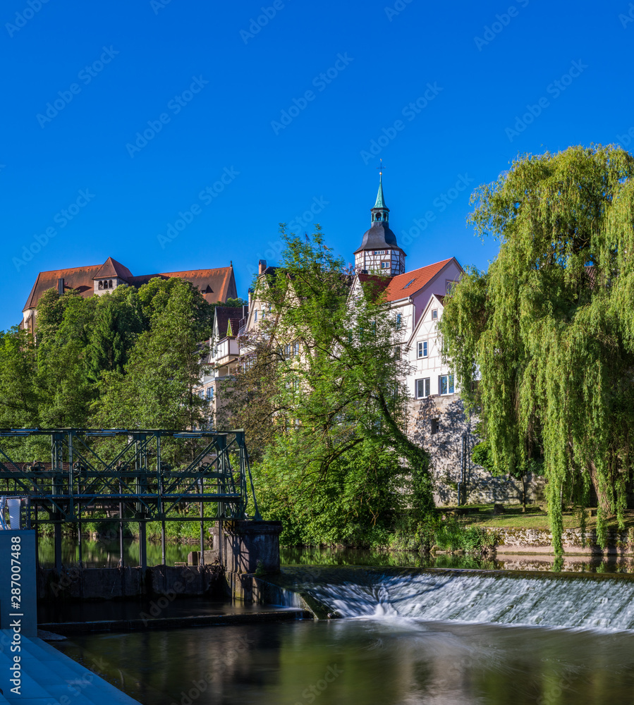 Naklejka premium Backnang Stadtturm, Trauerweiden und Murr vertikal