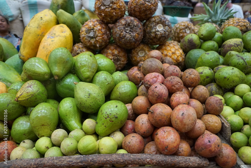 früchte auf dem markt in madagaskar in afrika 