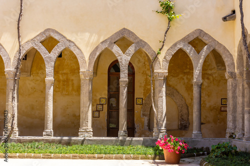 Behang Italy, Sorrento, view of the arches of a cloister