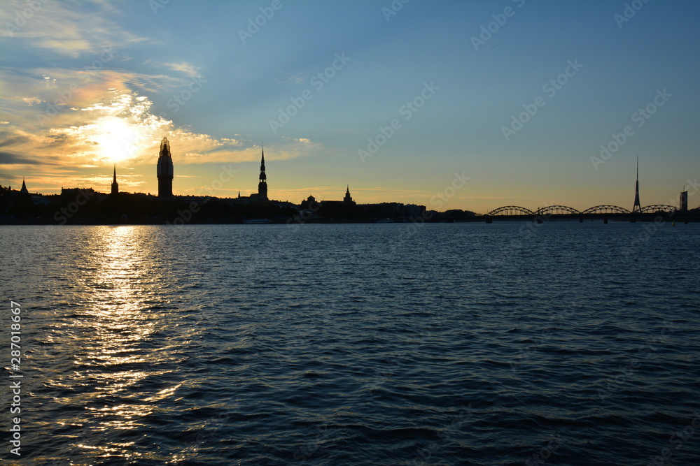 Skyline Riga Lettonie au lever du soleil