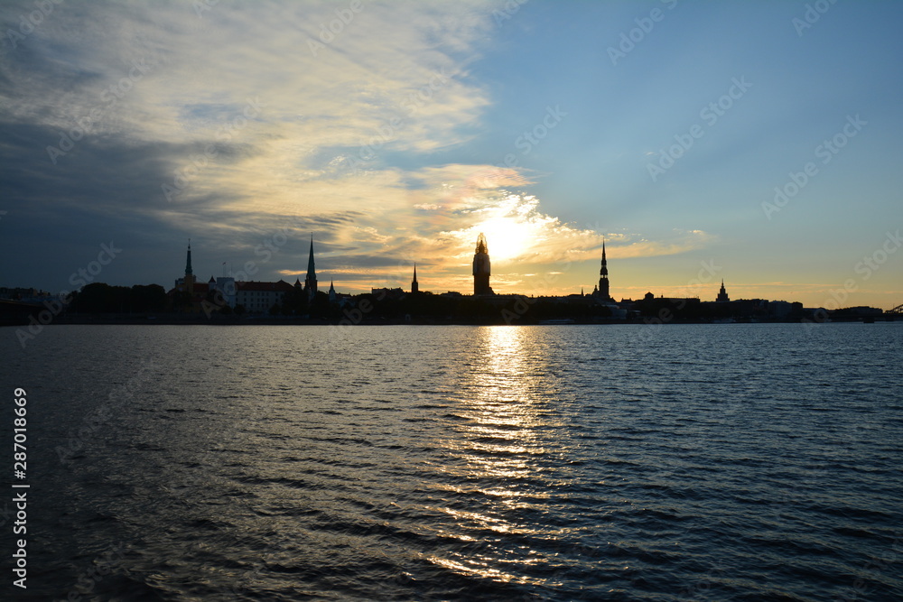 Skyline Riga Lettonie au lever du soleil