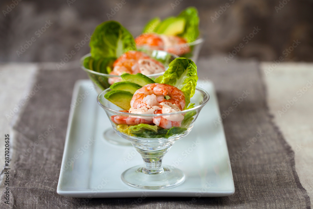 Ταπετσαρία Prawn cocktail with lettuce and avocado