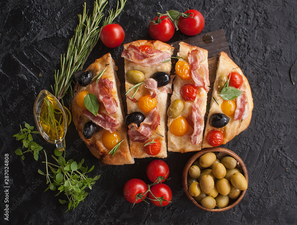 Φωτογραφία Traditional Italian Focaccia with tomatoes, olives, bacon and rosemary - homemade flat bread Focaccia
