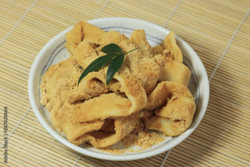 大分県の手延べ麺にきな粉をまぶしたおやつ、「やせうま」と呼ばれる小麦粉で作った麺のおやつ、 大分県の手延べ麺にきな粉をまぶしたおやつ、「やせうま」と呼ばれる小麦粉で作った麺のおやつ、