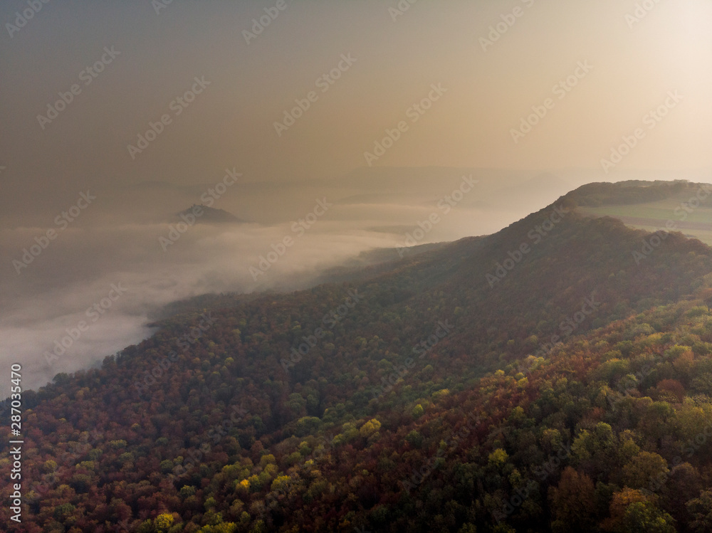 Nebel im Tal bei Sonnenaufgang - Luftbild