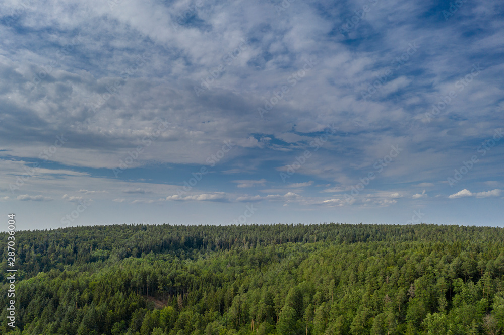 Wolken über sommerlichem Wald - Luftbild