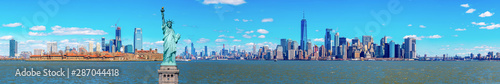 Panorama Statua Wolności z One world Trade budynku centrum nad hudsonem i Nowy Jork pejzażu miejskiego tłem, punkty zwrotni niższy Manhattan Nowy Jork miasto.