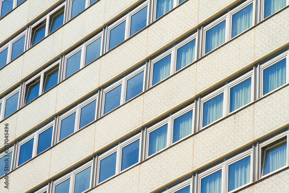 Sehr beeindruckende Fassade eines mehrstöckigen Hauses im hellen Sonnenlicht. Sehr beeindruckende Fassade eines mehrstöckigen Hauses im hellen Sonnenlicht.