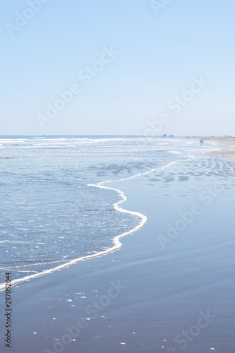 千葉県　九十九里浜の広大な砂浜と青い空