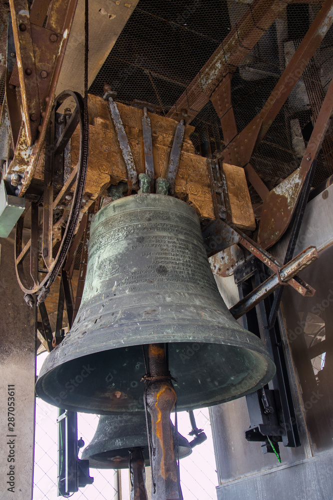 Fototapeta premium Sinos de uma torre ao lado da Catedral em Veneza, os sinos ficavam fora da catedral em uma torre ao lado.