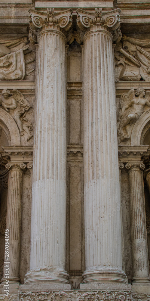 Adereços de coluna romana e outras eras encontradas pela Itália. Ornamentos que marcaram a época e as culturas.	