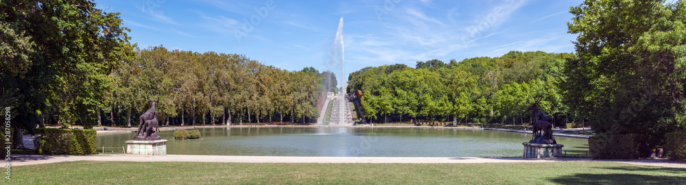 Panoramic view of Octogone Pool in Parc de Sceaux in summer - Hauts-de-Seine, France.
