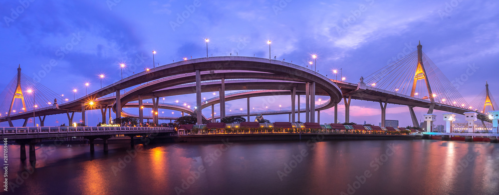 Obraz premium Bhumibol Bridge in Bangkok Thailand at night