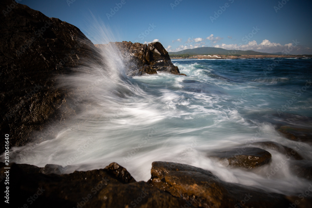 Obraz premium waves breaking on the rocks