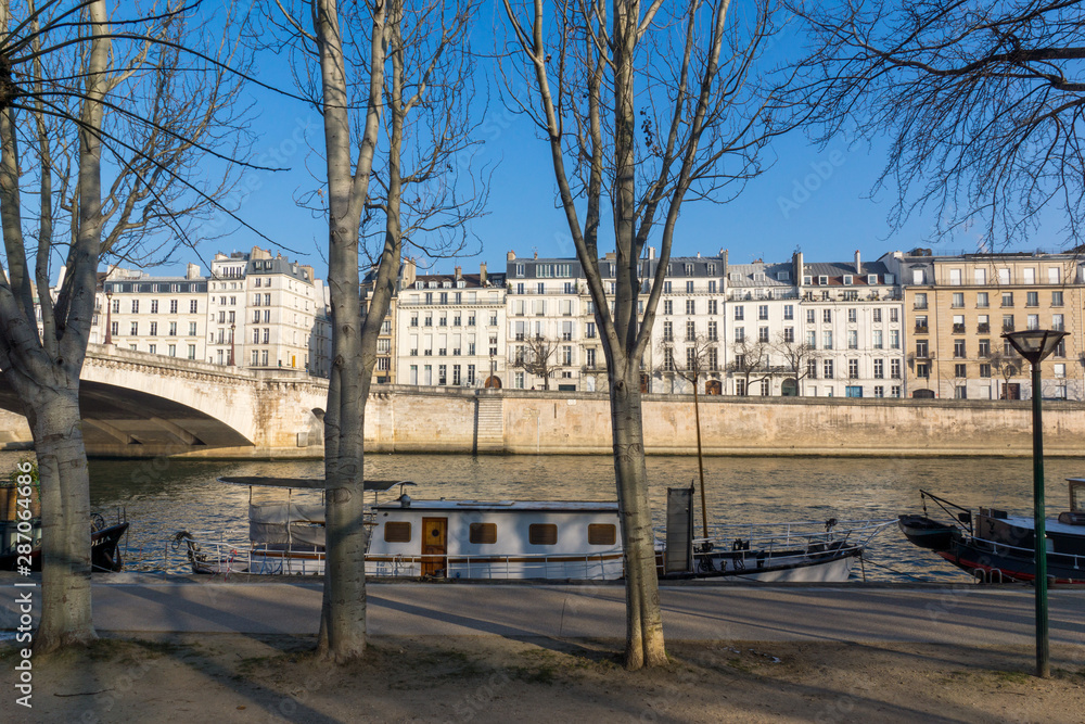 Bateaux sur les quais de Seine à Paris