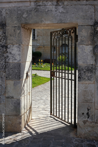 Porte en fer forgé donnant sur un jardin photo